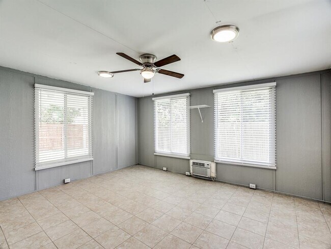 Building Photo - 6607 W Lynn Creek Dr