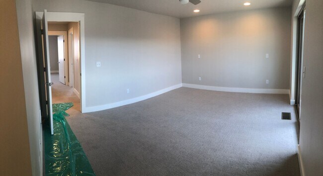 Building Photo - Modern Townhome, Centrally located.