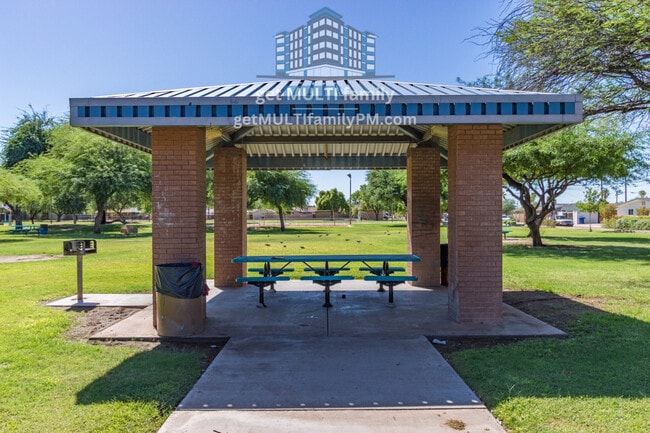 Building Photo - 700 W University Dr