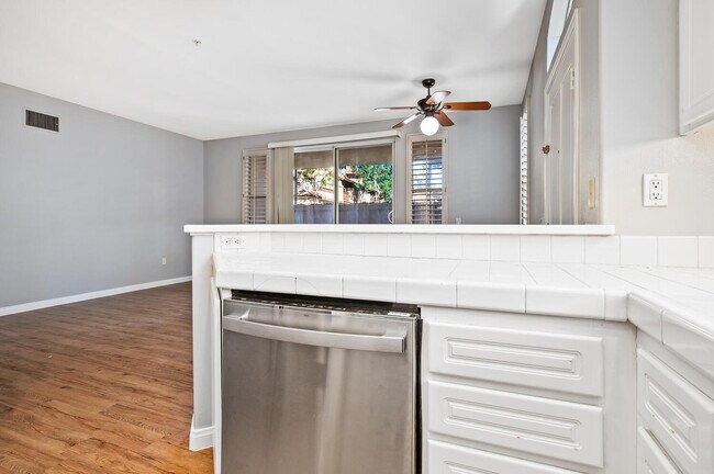 Building Photo - 2726 Dunstan Dr