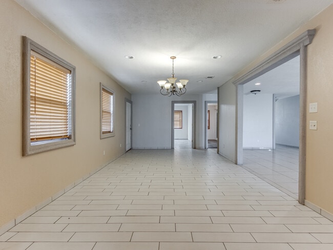 Building Photo - 1131 S Miles Ave