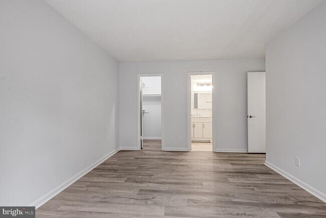 Building Photo - 10223 Valentino Dr