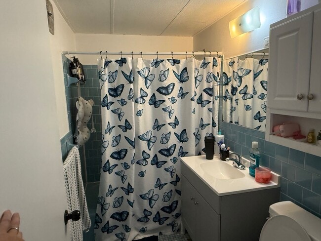 Building Photo - Oversized 2BR Apartment