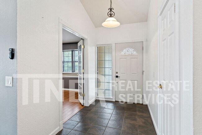 Building Photo - 3065 Cerro Cir