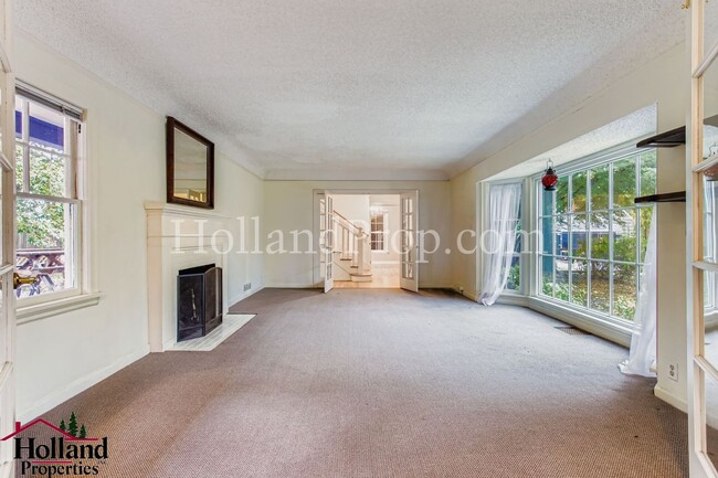 Building Photo - Spacious 3-Bedroom Hillsboro Home with Spa...