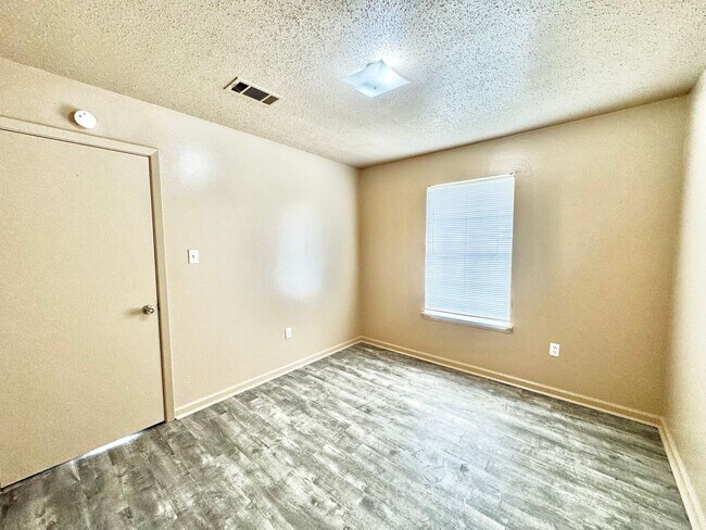 Building Photo - Three Bedroom Apartment with Spacious Dining and Living Area