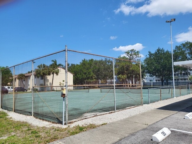 Building Photo - Fruitville & Tuttle area