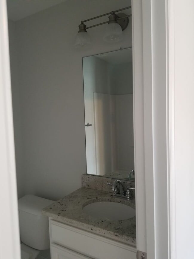 Building Photo - Tavern Grove Subdivision - End Unit Townhouse