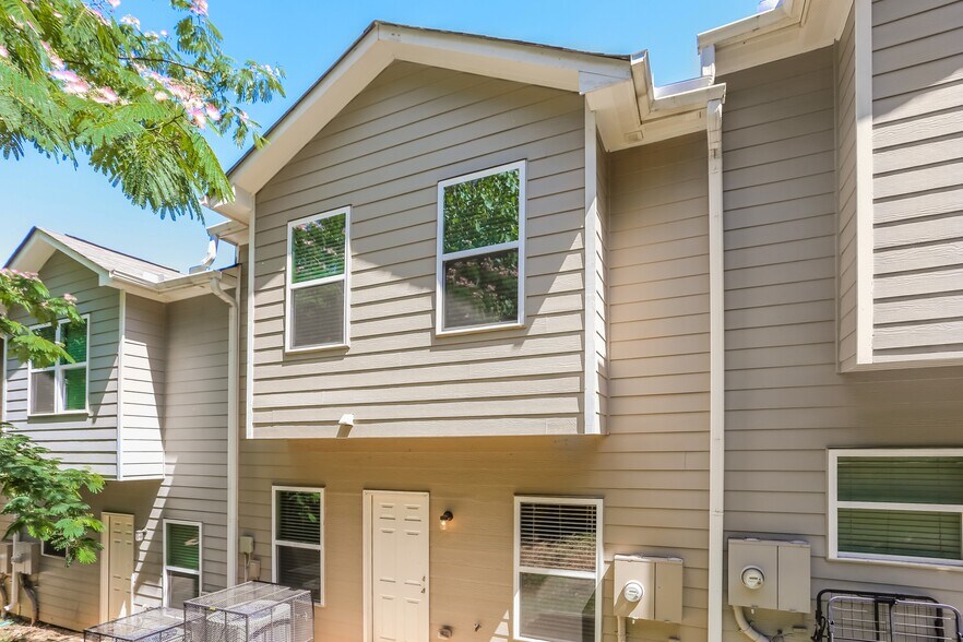 Building Photo - 408 Highwood Ln