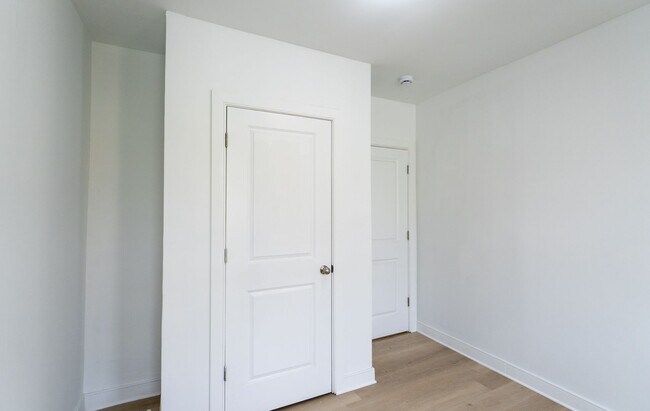 Building Photo - Newly rehabbed 3 bedroom 1.5 bath unit