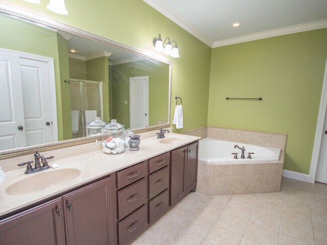 Building Photo - Luxury Living in Canebrake – Spacious, Stylish & Perfectly Located!