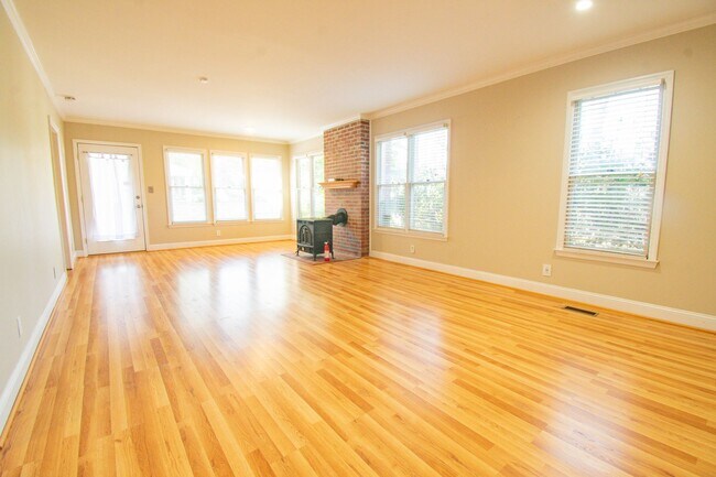 Building Photo - Available 3/27/26 - Charming Haymount 3 Bedroom 2 Bathroom Home- Pets Okay