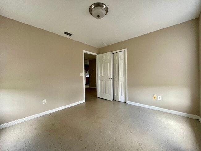 Building Photo - 2 Bed/1 Bath Duplex