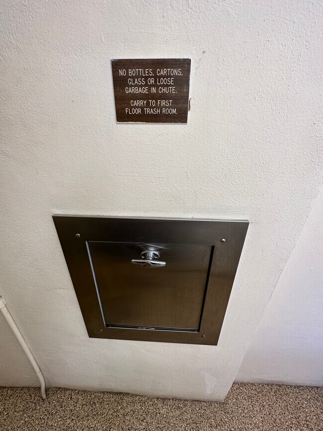 Building Photo - 308 Golfview Rd