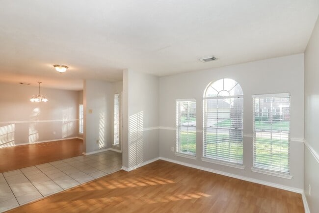Building Photo - 8234 Worthington Dr