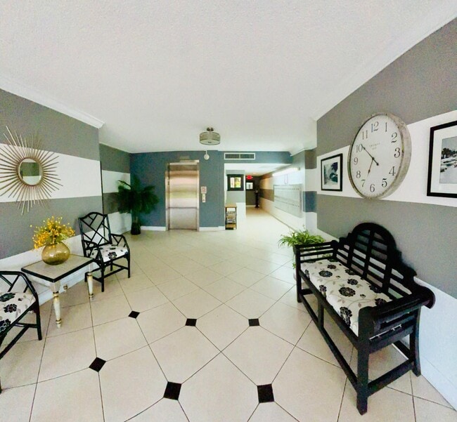 Building Photo - 2900 N Palm Aire Dr