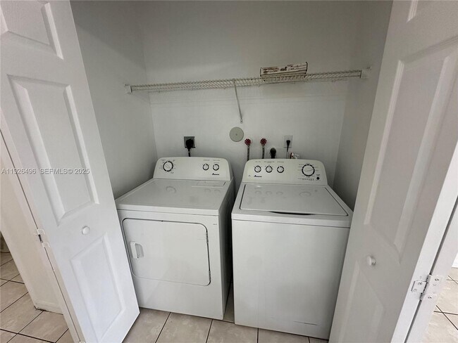 Building Photo - 2308 SE 23rd Terrace