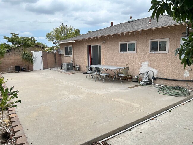 Building Photo - 2201 E Standish Ave