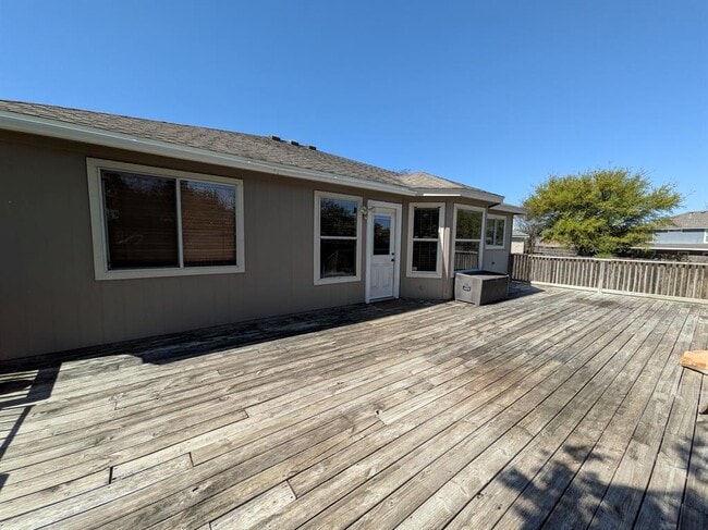 Building Photo - 1800 Twisted Oak Dr