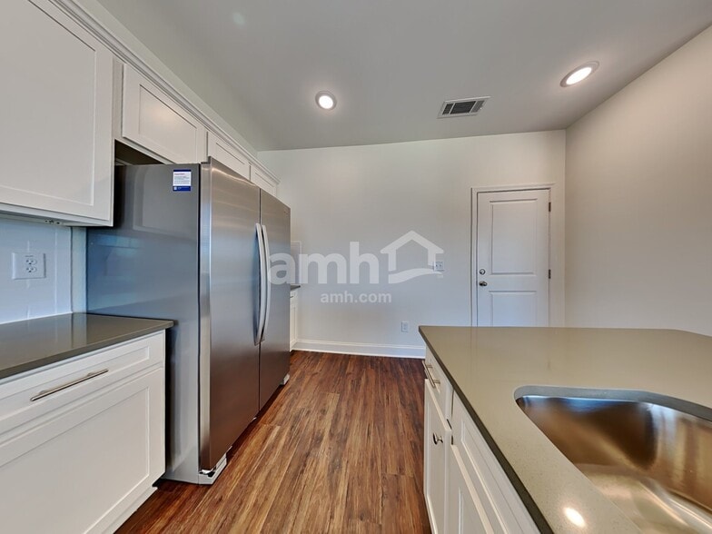 Building Photo - 3901 Chivalry Dr