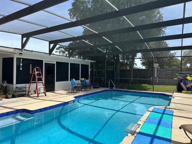 Building Photo - 818 Mendoza Dr