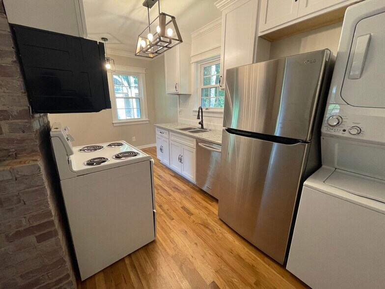 Building Photo - 416 Hillmont Dr NW
