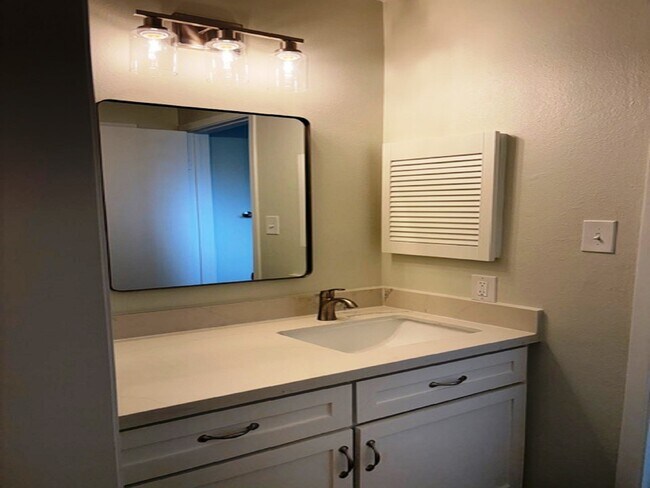 Building Photo - 5363 King Richard Dr