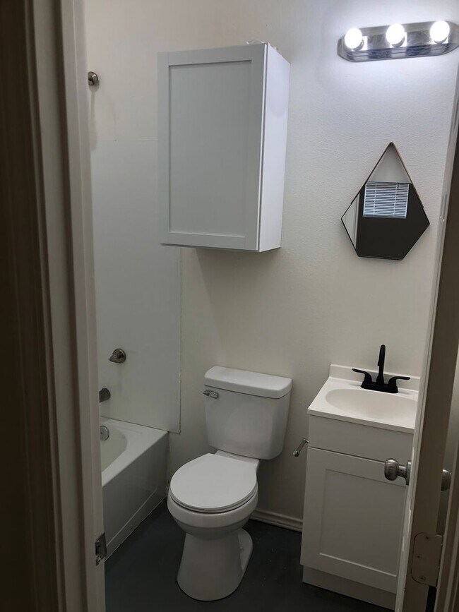 Building Photo - Charming 2BR Duplex in Mineola
