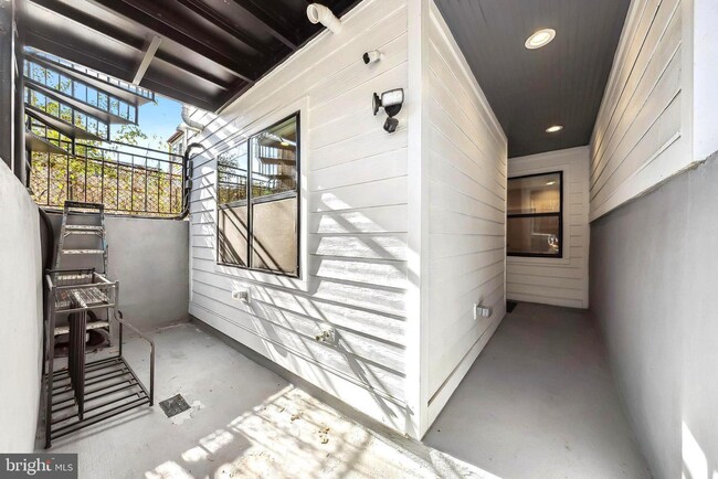 Building Photo - 1213 Holbrook St NE