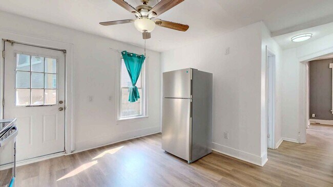 Building Photo - Newly Renovated 2 Bedroom Apartment - Heat...