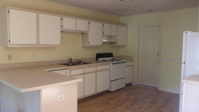 Building Photo - "Cozy Coastal Living: Charming 2-Bed, 2-Ba...