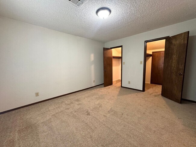 Building Photo - Gorgeous 3 bedroom 2.5 bathroom Duplex home!
