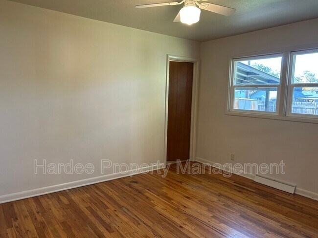 Building Photo - 1835 Broadmoor Dr