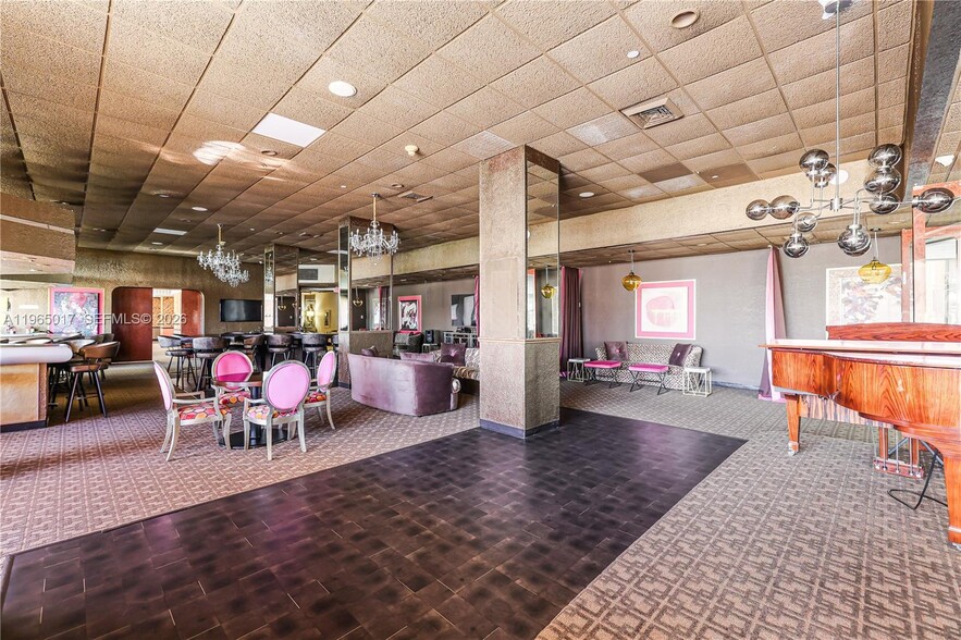 Building Photo - 1800 NE 114th St