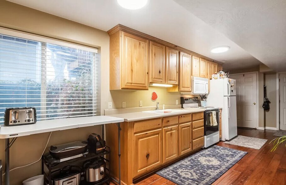 Building Photo - 472 E Center St