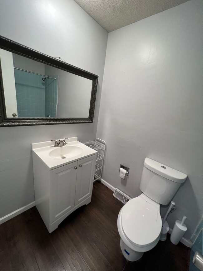 Building Photo - 4 Bed 3 Bath Large lot by Milford lake. Al...