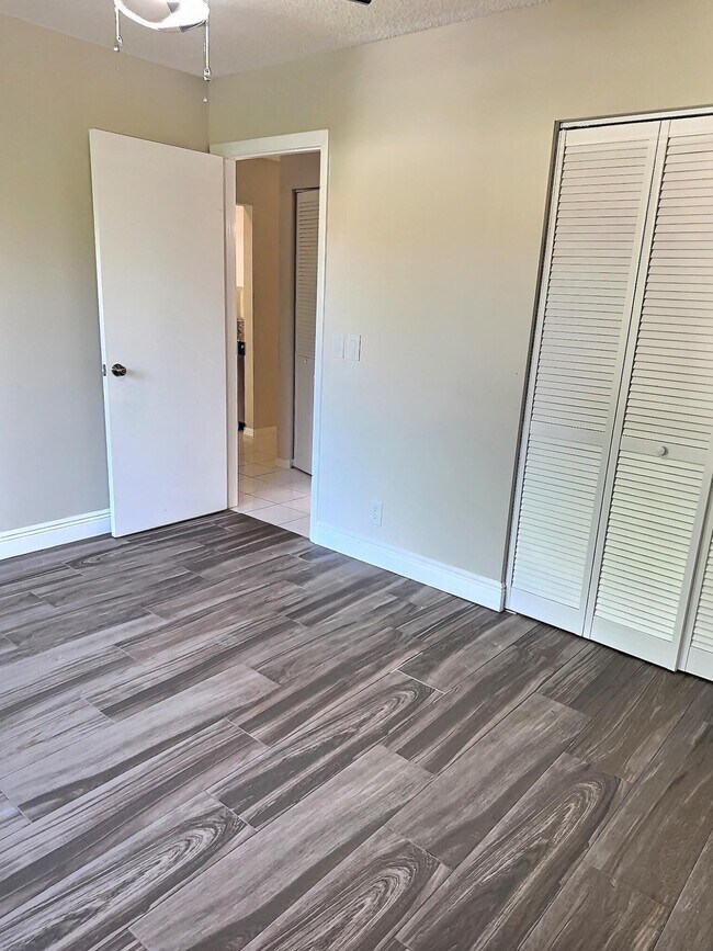 Building Photo - 3348 Lucerne Park Dr