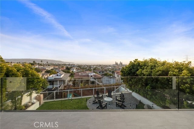 Building Photo - 807 N Paulina Ave