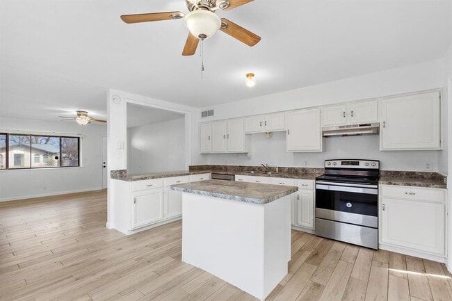 Building Photo - 1303 Barrington Dr