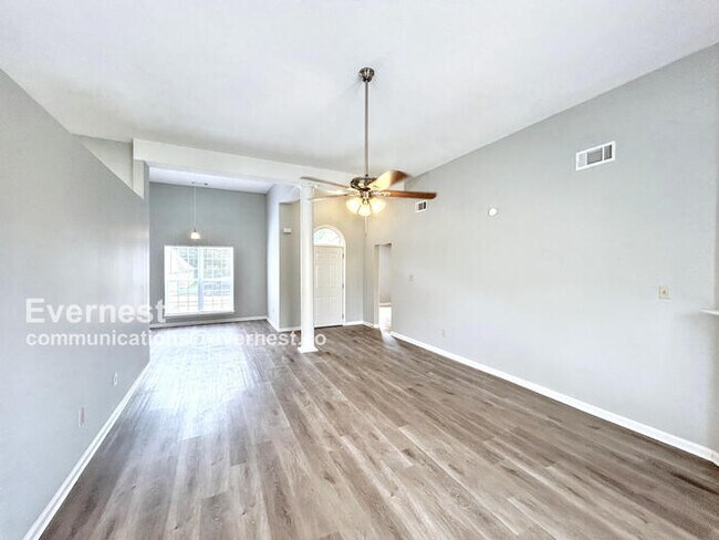 Building Photo - Spacious 3 Bed, 2 Bath / Pet-Friendly / Coming Soon!