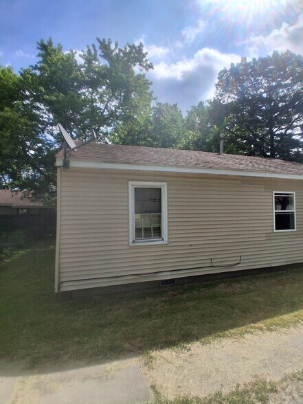 Building Photo - 11 B Ln