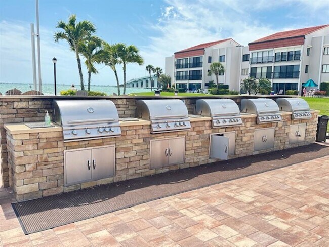 Building Photo - 845 S Gulfview Blvd