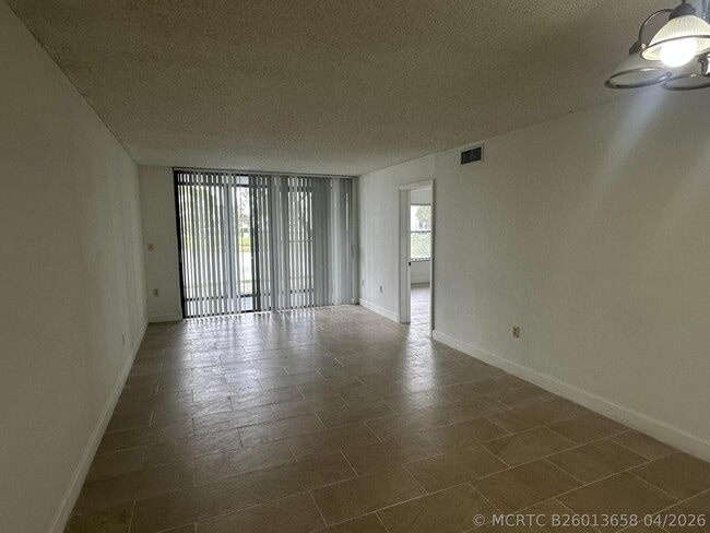 Building Photo - 208 Lake Pointe Dr