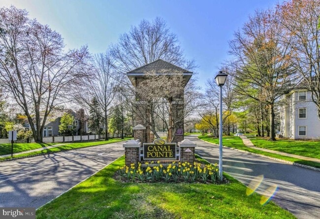 Building Photo - 302 Trinity Ct