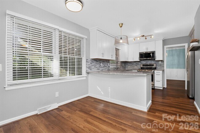 Building Photo - 2438 Knickerbocker Dr