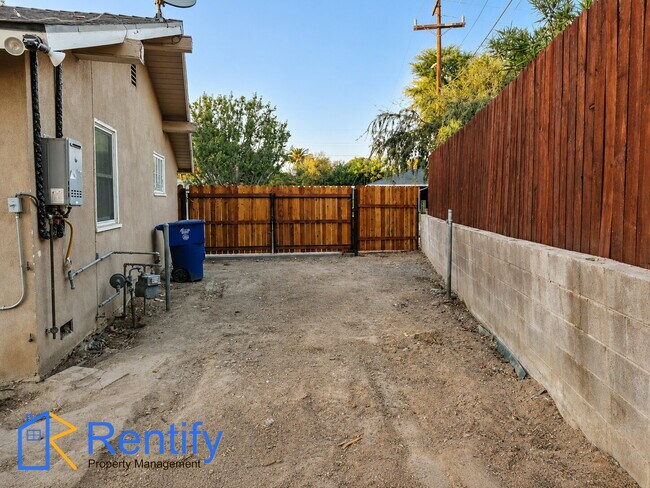 Building Photo - Charming 3bed/2bath Rustic Mid-Century Home