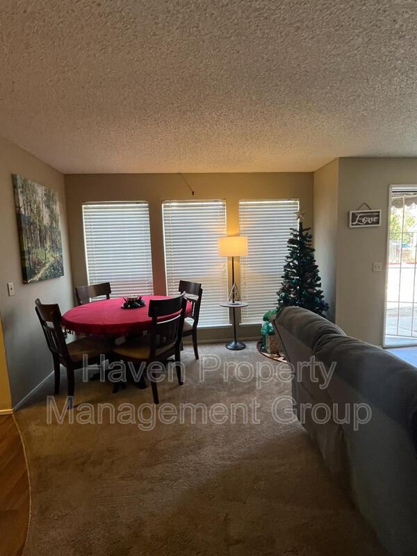 Building Photo - 32 W 7th St