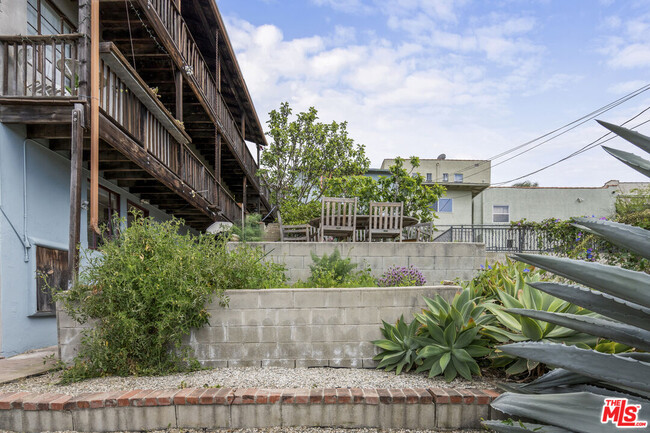 Building Photo - 837 Micheltorena St