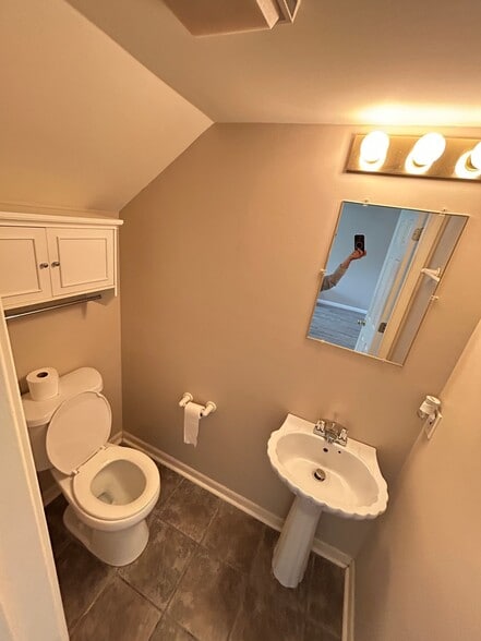 Building Photo - 211 Greenbriar Dr