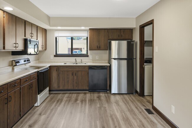 Building Photo - 2409 Heritage Dr